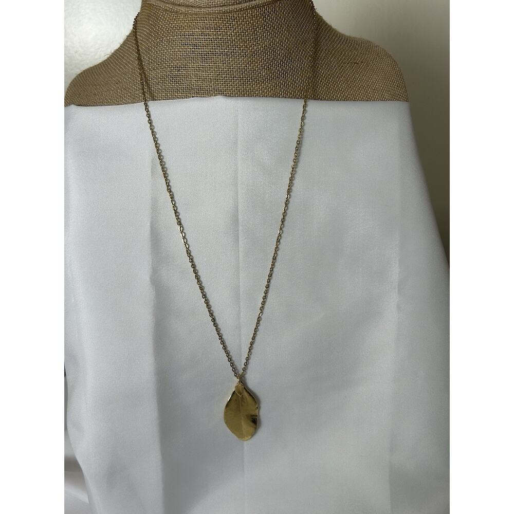 Lovely Vtg Gold Tone Leaf Necklace